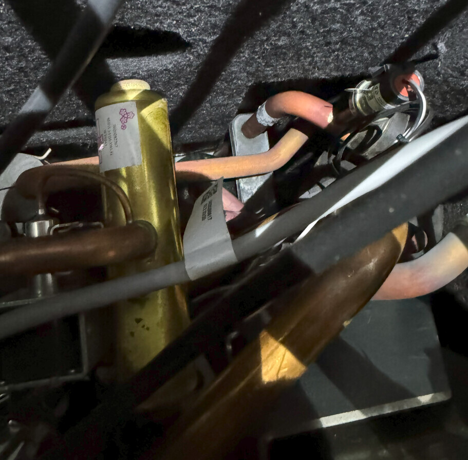 Nahaufnahme von Kupferrohren und Bauteilen in einer Haustechnik-Anlage