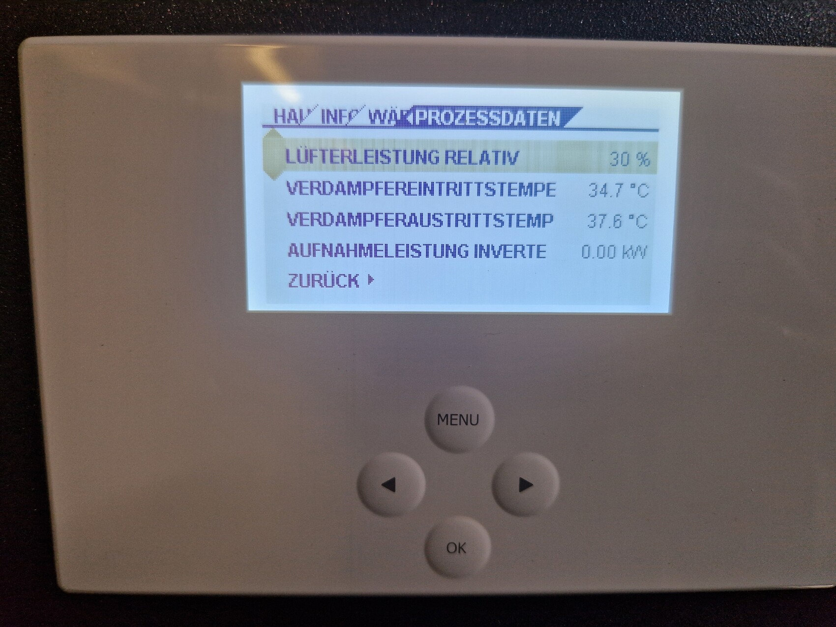 Haustechnik-Display mit Menü-Taste und Pfeiltasten zeigt Luftleistung und Temperaturen