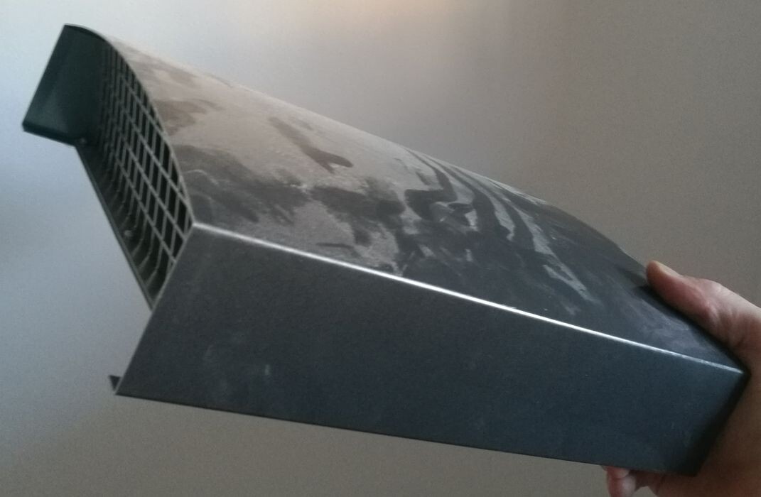Person hält metallischen Lüftungskanal in der Haustechnik