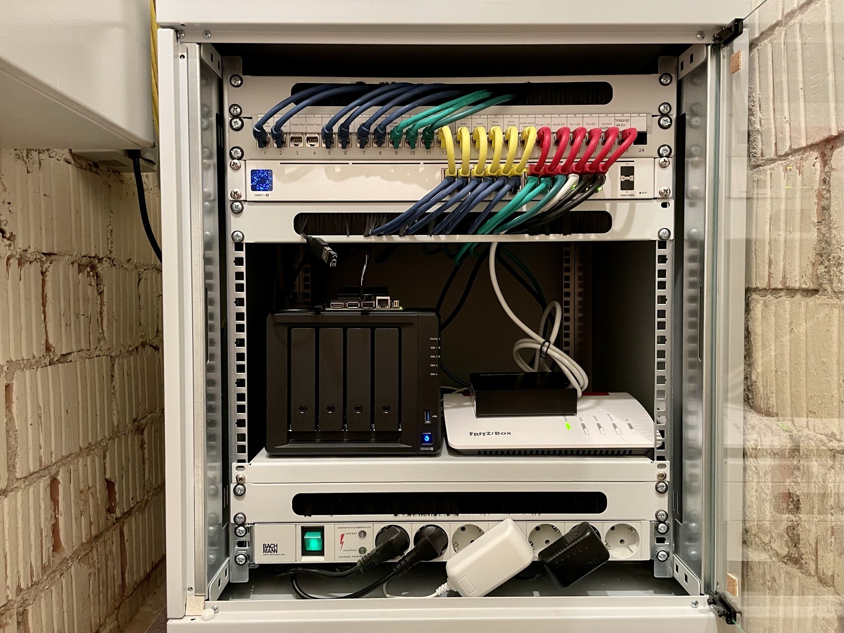 Offener Netzwerk-Schrank mit Fritz!Box Router, NAS und farbigen Ethernet-Kabeln