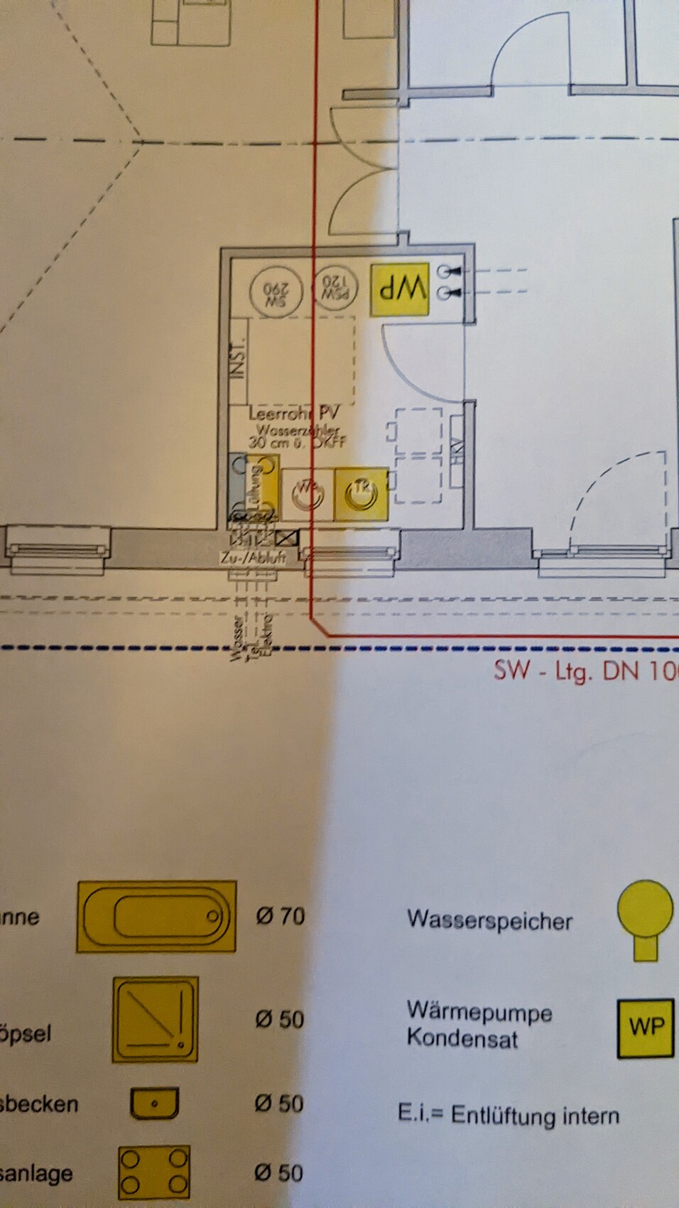 Technischer Grundriss eines Raums mit Wärmepumpe (WP), Wasserspeicher und Rohrleitungen.