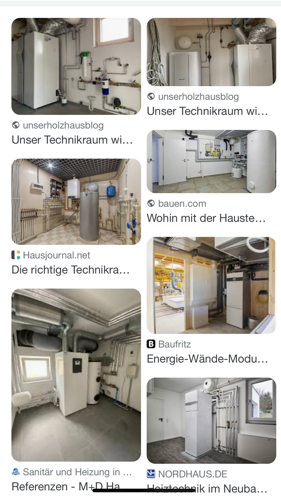 Haustechnikraum mit Heizungsanlagen, Warmwasserspeicher und Rohrleitungen.