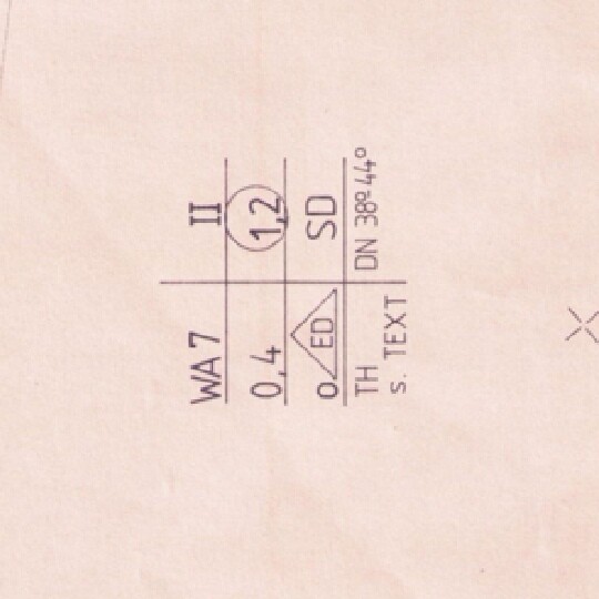 Nahaufnahme eines technischen Rohrleitungszeichens mit DN 38, Wa7 und Textmarkierungen
