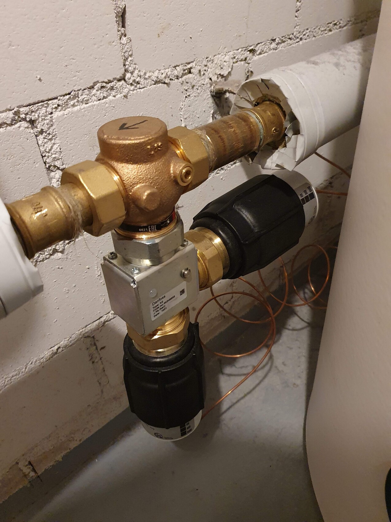 Kupferrohrleitung mit Druckregler, Ventilblock und Wandanschluss (Danfoss).