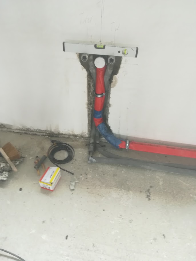 haustechnik-rohrverlegung-rot-und-blau-im-wandbereich-unterbau.jpg