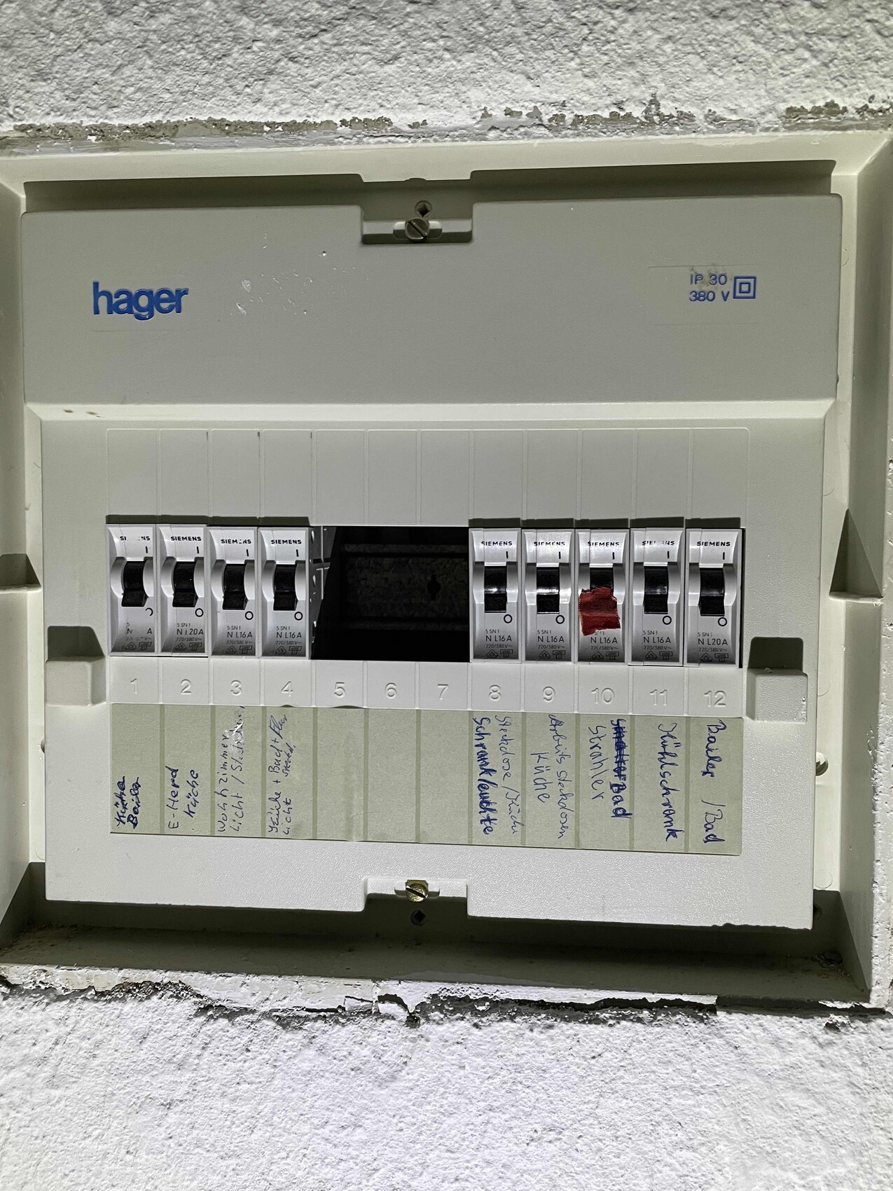 Elektrischer Verteilerkasten von Hager mit Sicherungen und nummerierten Schaltern