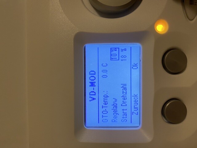 Klein LCD-Bildschirm eines Steuergeräts mit blauem Hintergrund; Anzeige 0.0 °C und Start-Drehzahl.