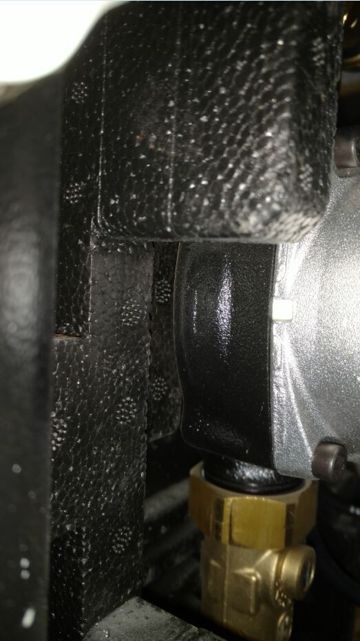 Nahaufnahme eines Messing-Ventils mit schwarzer Isolierung in Haustechnik