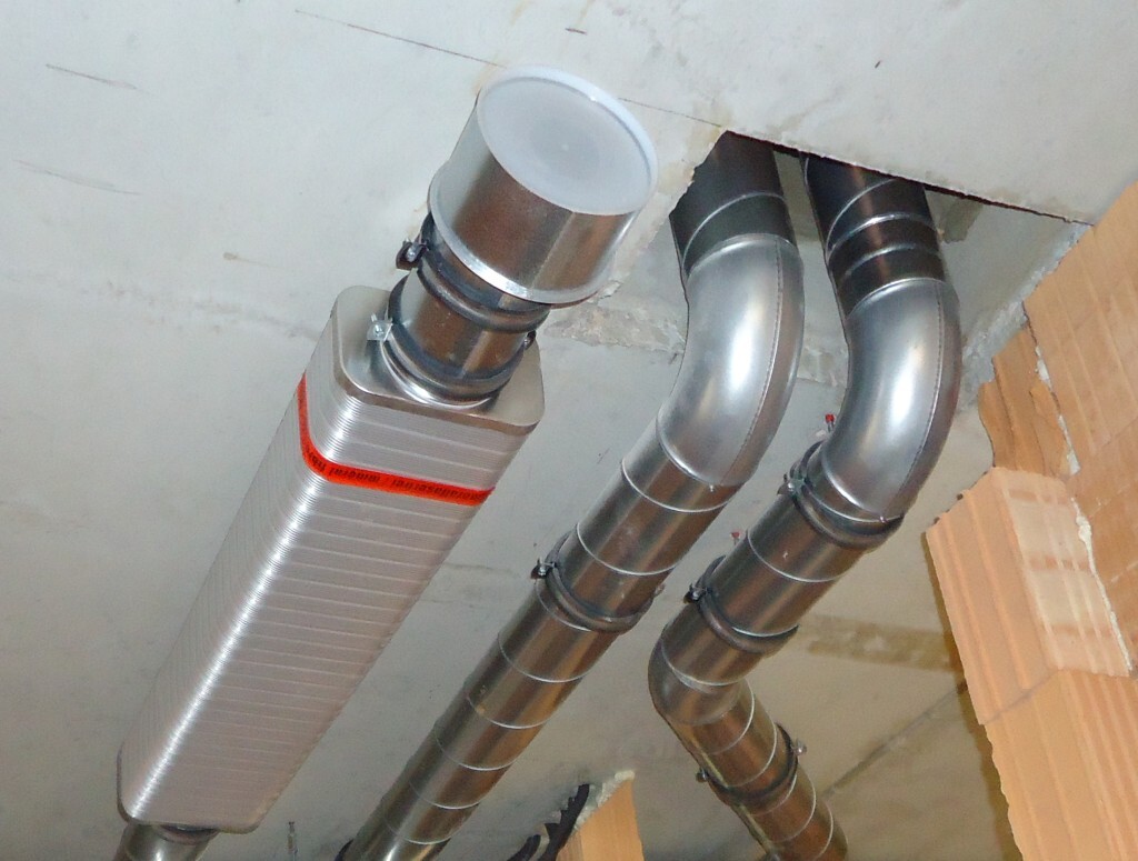 Metall-Lüftungsrohre und ein rechteckiger Abluftkanal in der Decke
