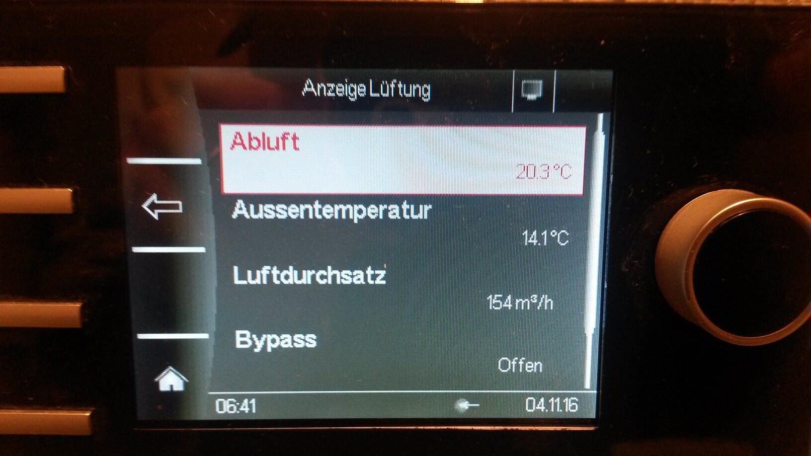 Bedienfeld einer Lüftungsanlage zeigt Abluft, Außentemperatur und Luftdurchsatz.