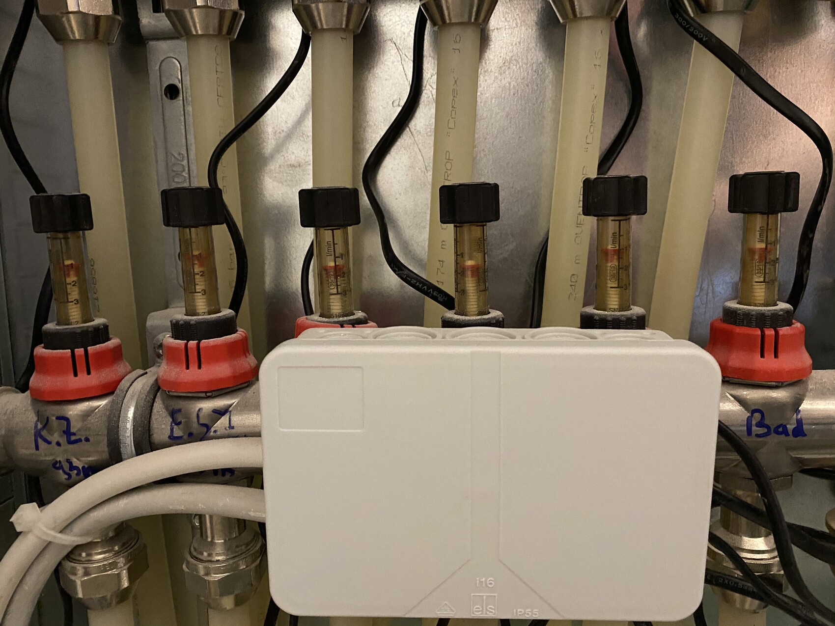 Mehrfaches Durchfluss-Messsystem mit Rotameter, rote Griffe, weiße Box vorne.