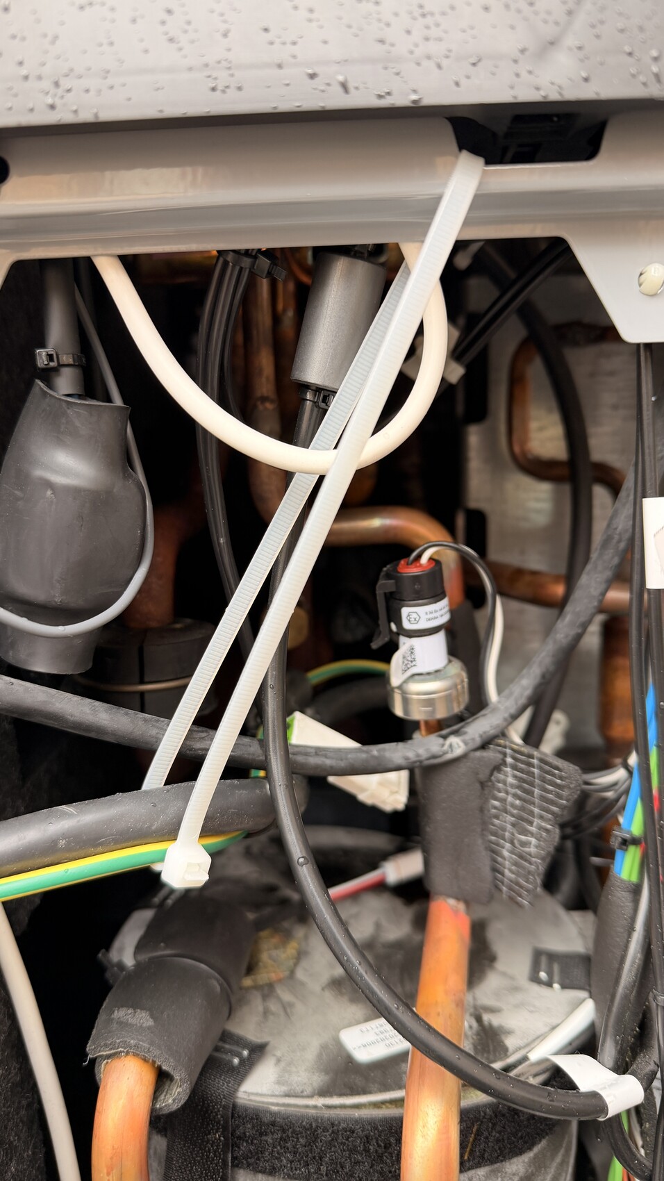 Detaillierte Haustechnik: Verkabelung, Rohre und Komponenten im Technikraum