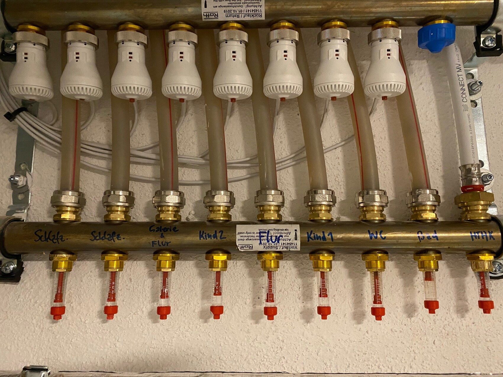 Verteiler für Heizkreise mit mehreren Flow-Metern und Anschlüssen.