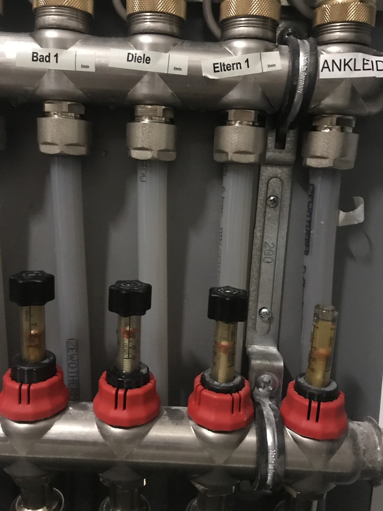 Verteiler-Heizungsanlage mit vier Kreisläufen (Bad 1, Diele, Eltern 1, Ankleide).