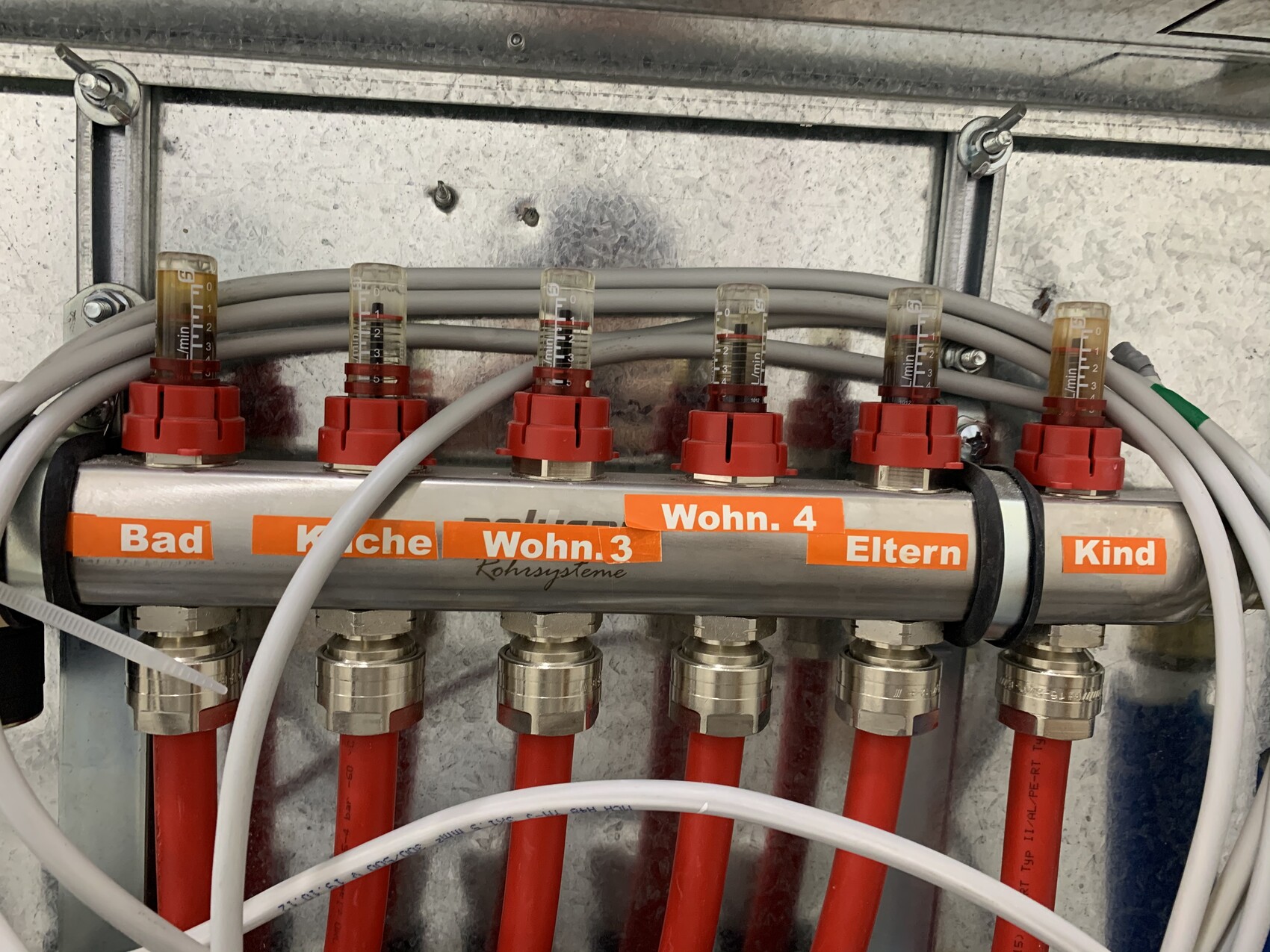 haustechnik-verteiler-rohrsystem-mit-etikettierten-anschlussen.jpeg