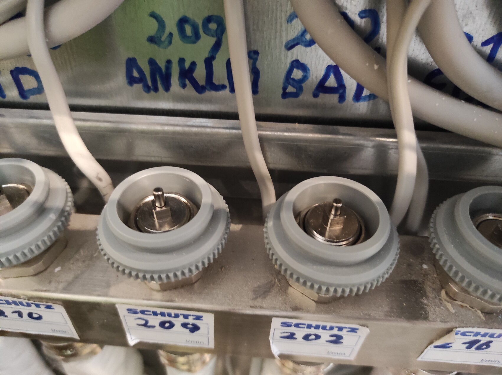 Nahaufnahme elektrischer Verbindungsteile und Kabel im Verteilerkasten