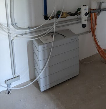 Waschmaschine im Keller mit Leitungen und Sanitäranschlüssen