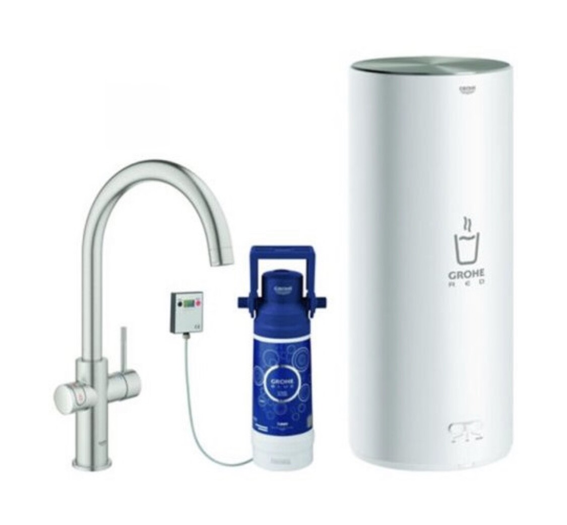 Moderne Wasserhahn-Armatur, Filtereinheit und Warmwasserspeicher in einer Haustechnik-Anlage