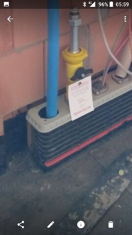 Unterbau einer Wasserleitungen-Installation mit Ventil und Rohren sichtbar
