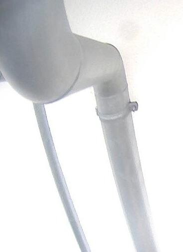 Nahaufnahme eines grauen Metallrohrs mit Verbindung in Haustechnik