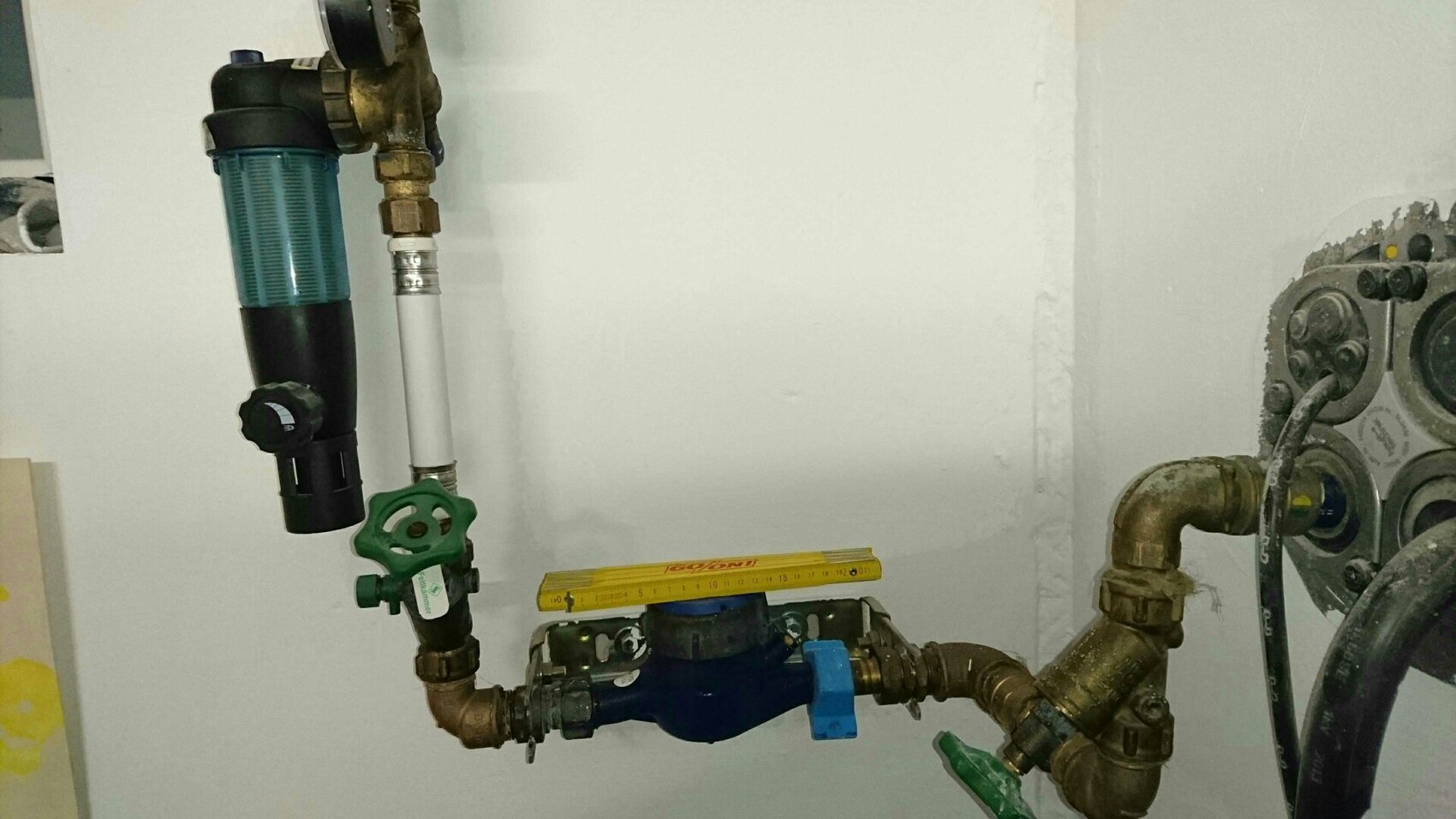 Wasserrohre, Ventile und Filter im Kellerrraum der Haustechnik