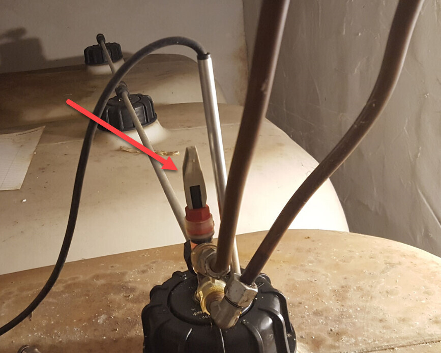 Gasflasche mit Druckregler, Schläuchen und Anschlüssen im Aufbau.