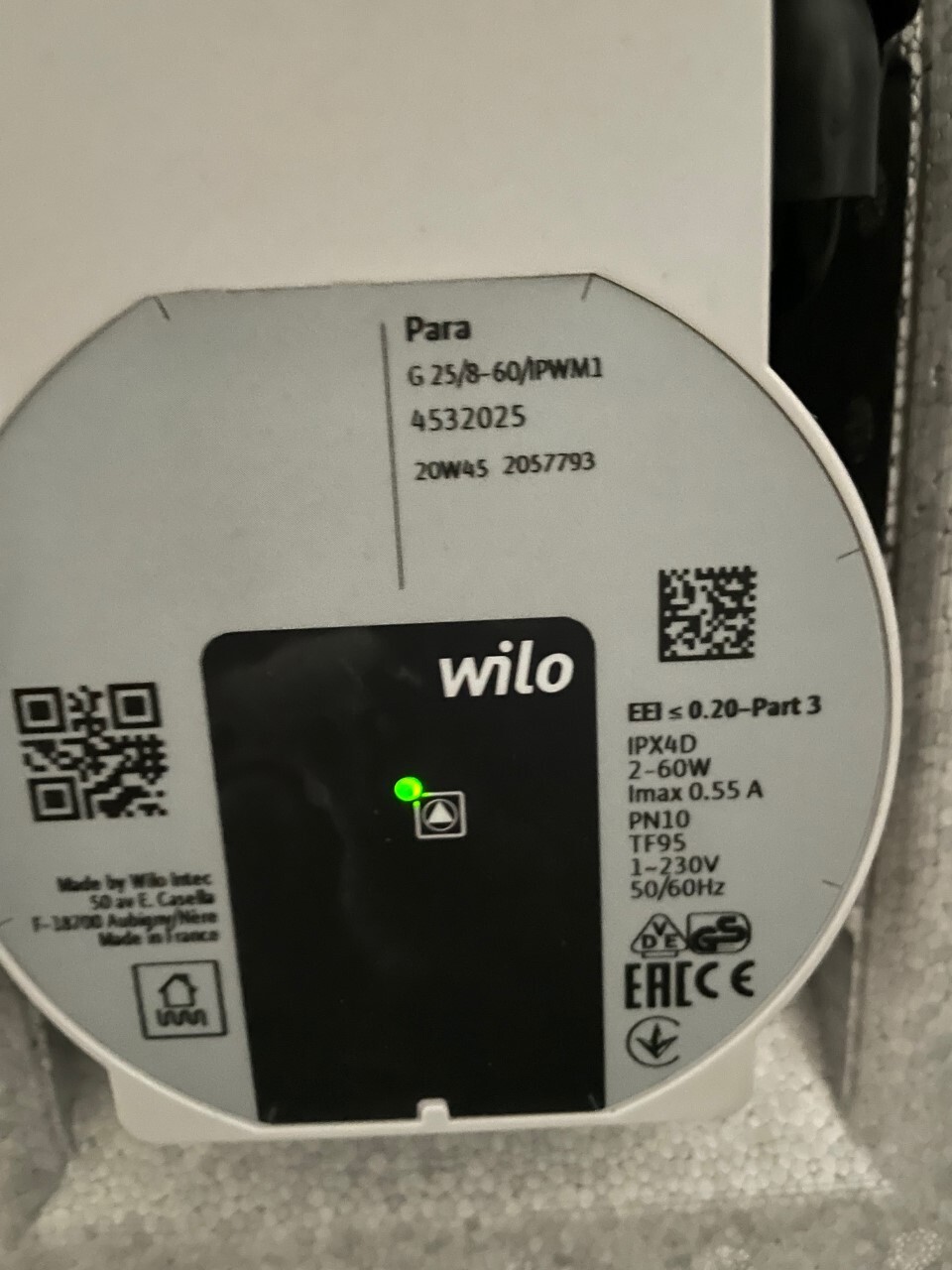 Runde Wilo-Para Umwälzpumpe mit grünem LED-Indikator und QR-Codes auf der Beschriftung.