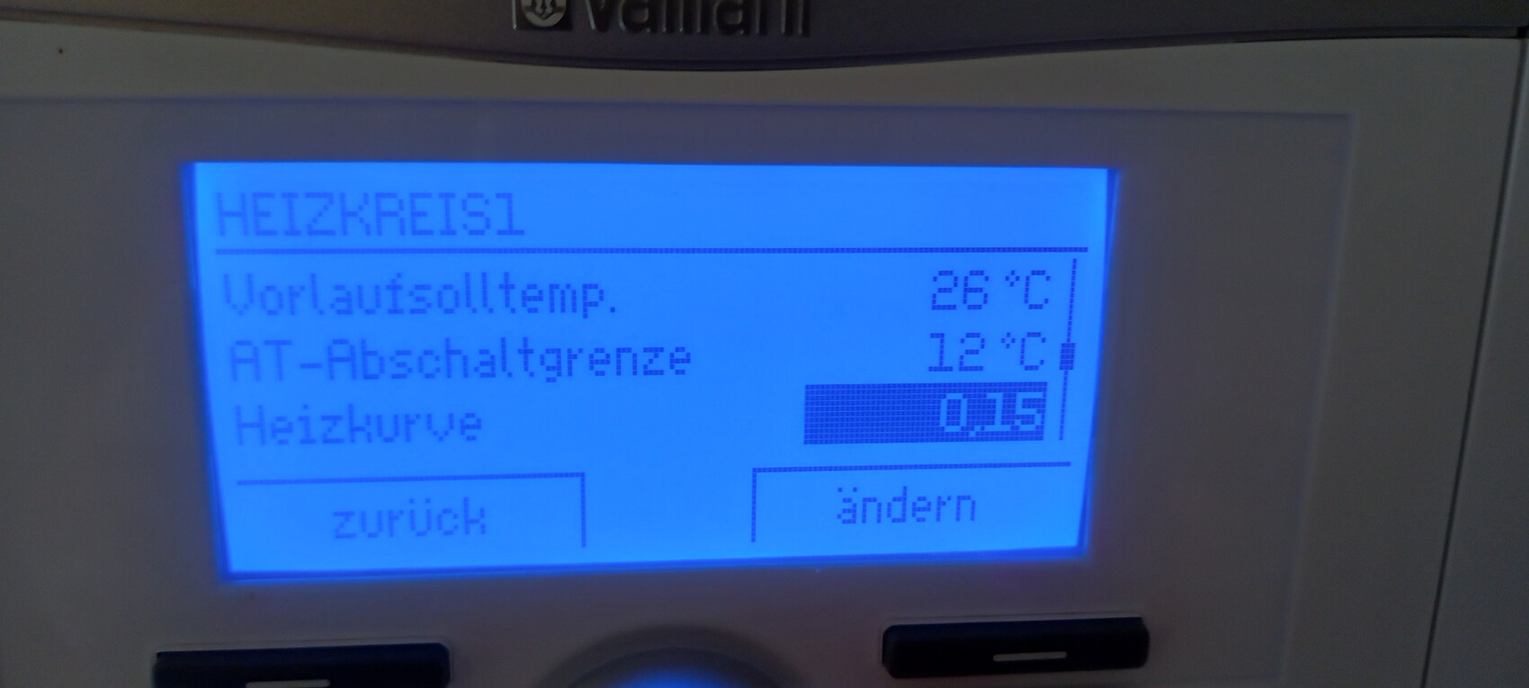 Anzeige Heizkreis 1: Vorlaufsolltemp. 26°C, AT-Abschaltgrenze 12°C, Heizkurve 0.15