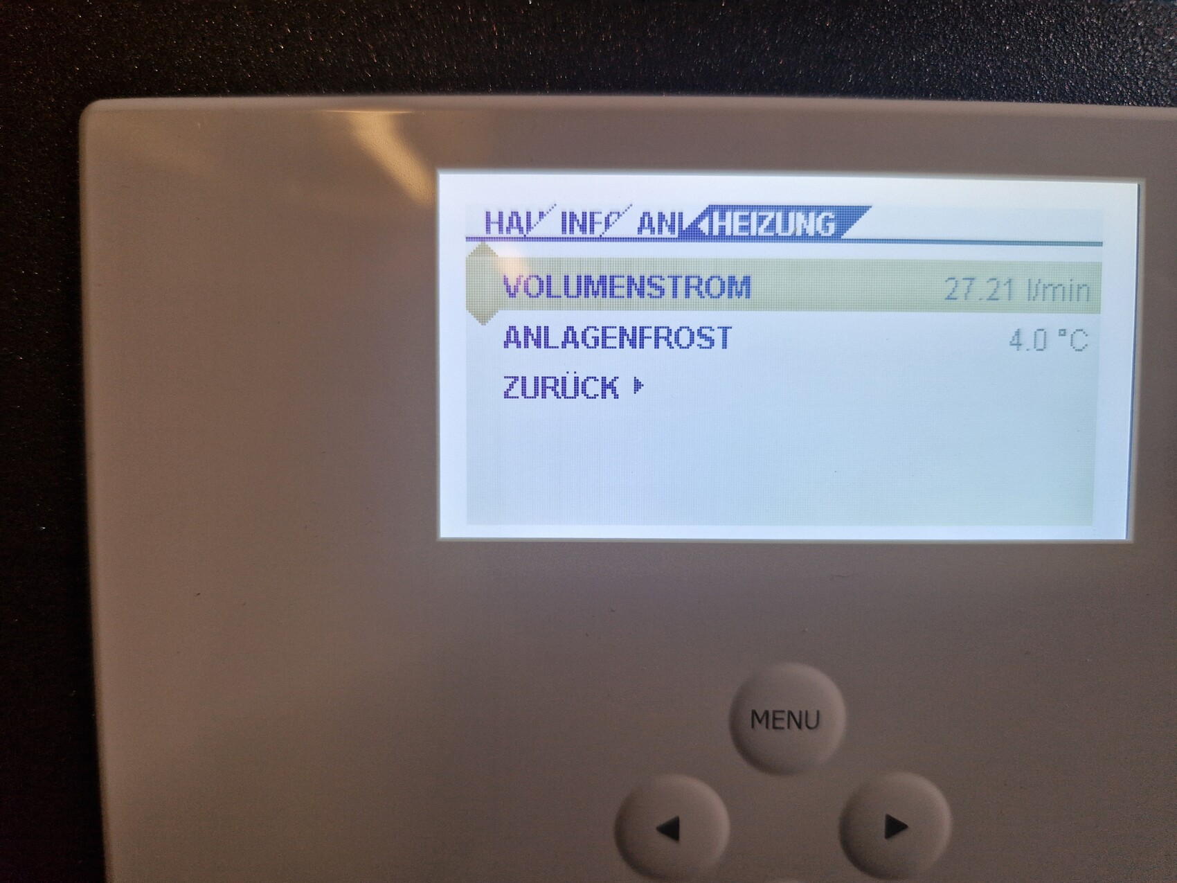 Nahaufnahme eines Heizungssteuerungsdisplay mit Volumenstrom und Anlagenfrost