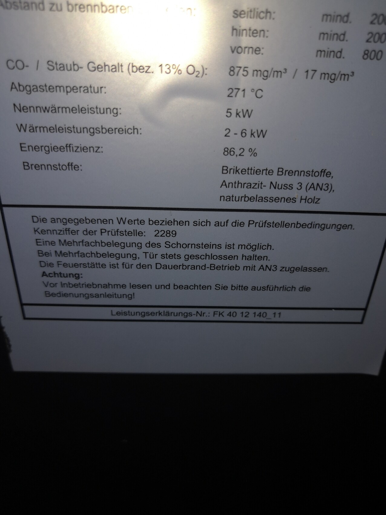 Sichtbares Heizkessel-Label mit Abgaswerten, Wärmeleistung, Effizienz und Brennstoffen
