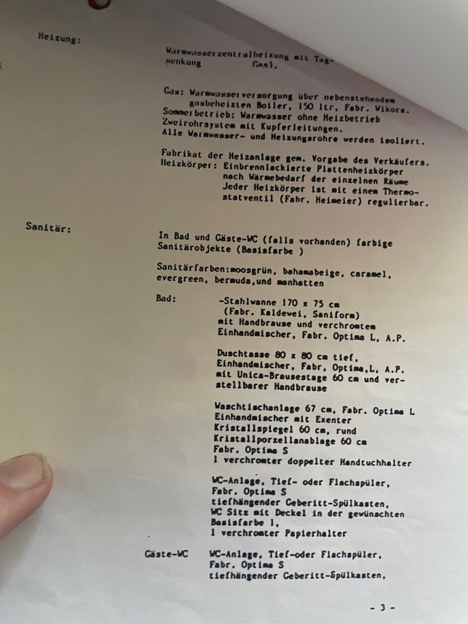Gedrucktes technisches Dokument zu Heizung und Sanitär; eine Hand hält das Blatt.