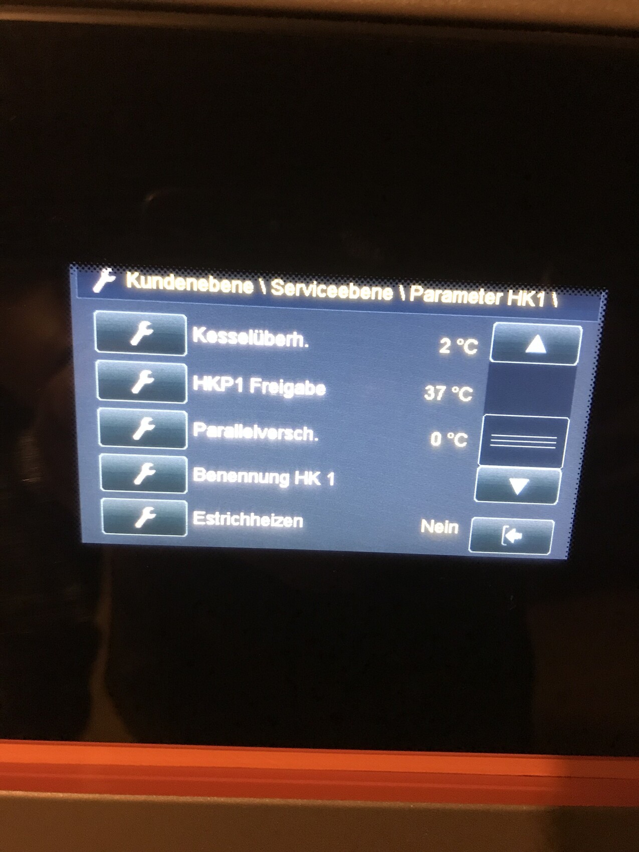 Digitales Heizungssteuerungsdisplay mit HK1-Einstellungen, Estrichheizen und Freigabe