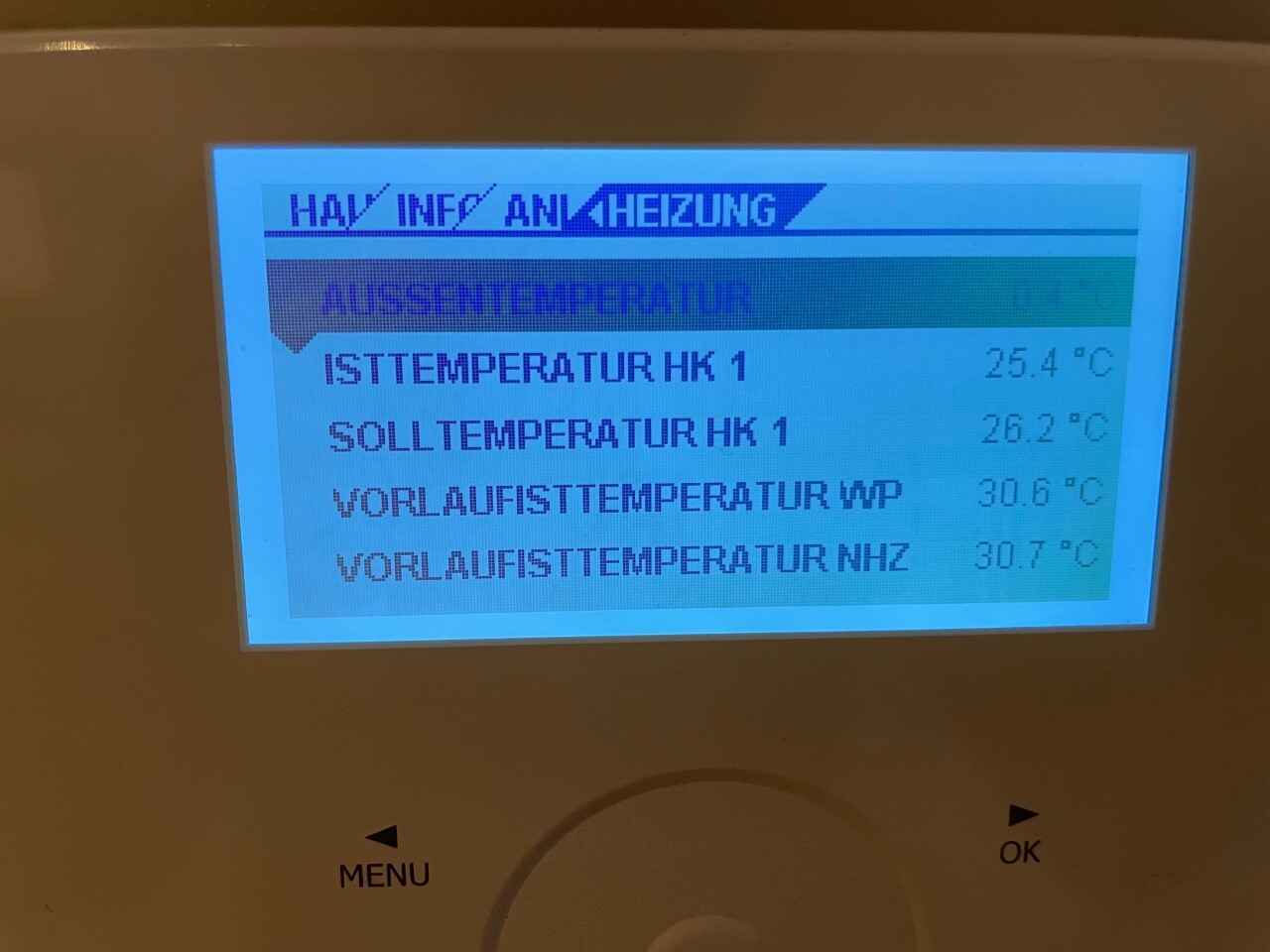 Digitale Heizungsanzeige: Ist-/Solltemperatur HK 1 und Vorlaufwerte.