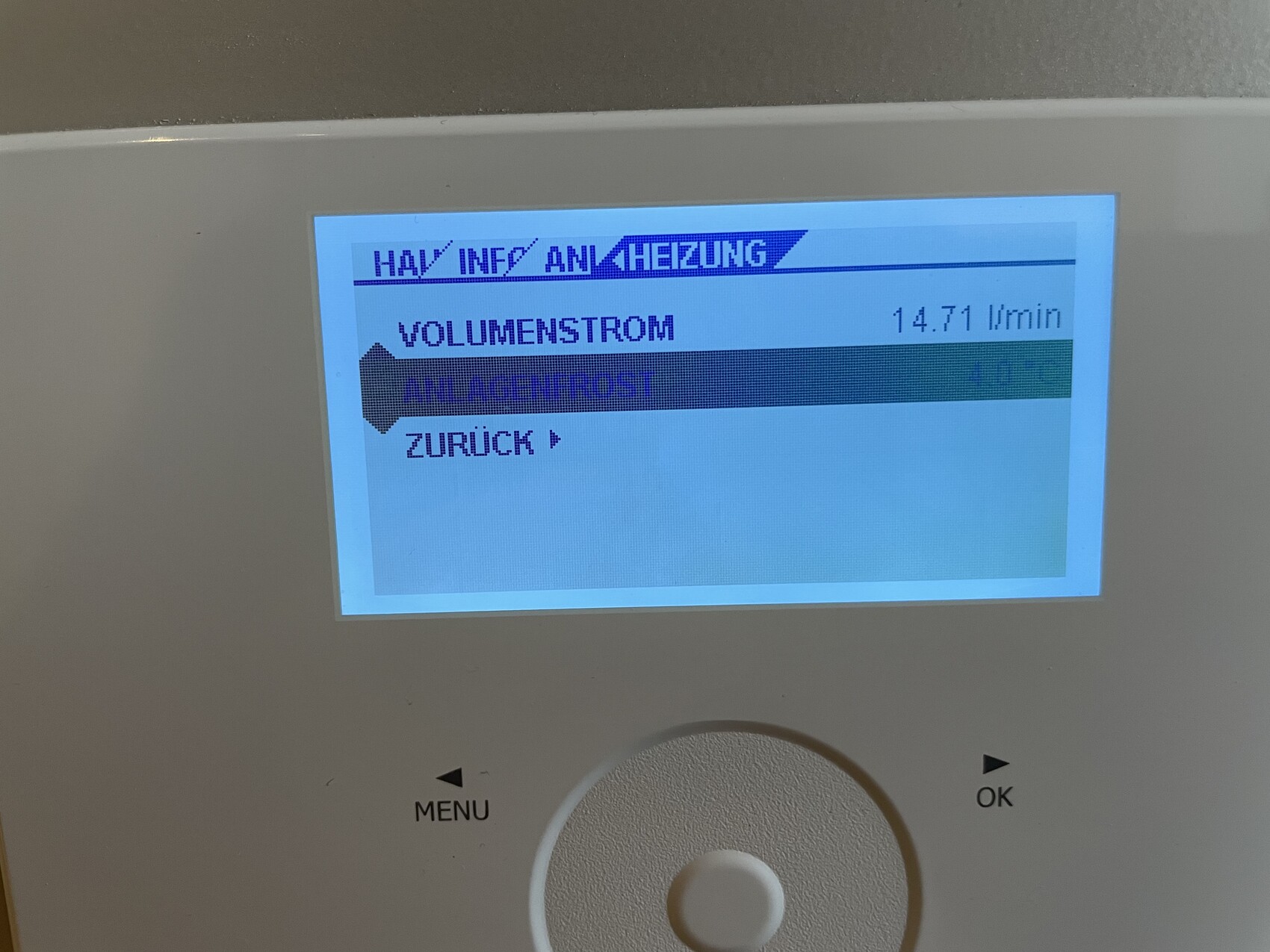 Medizinischer Monitor zeigt Volumenstrom 14.71 l/min, Zurück