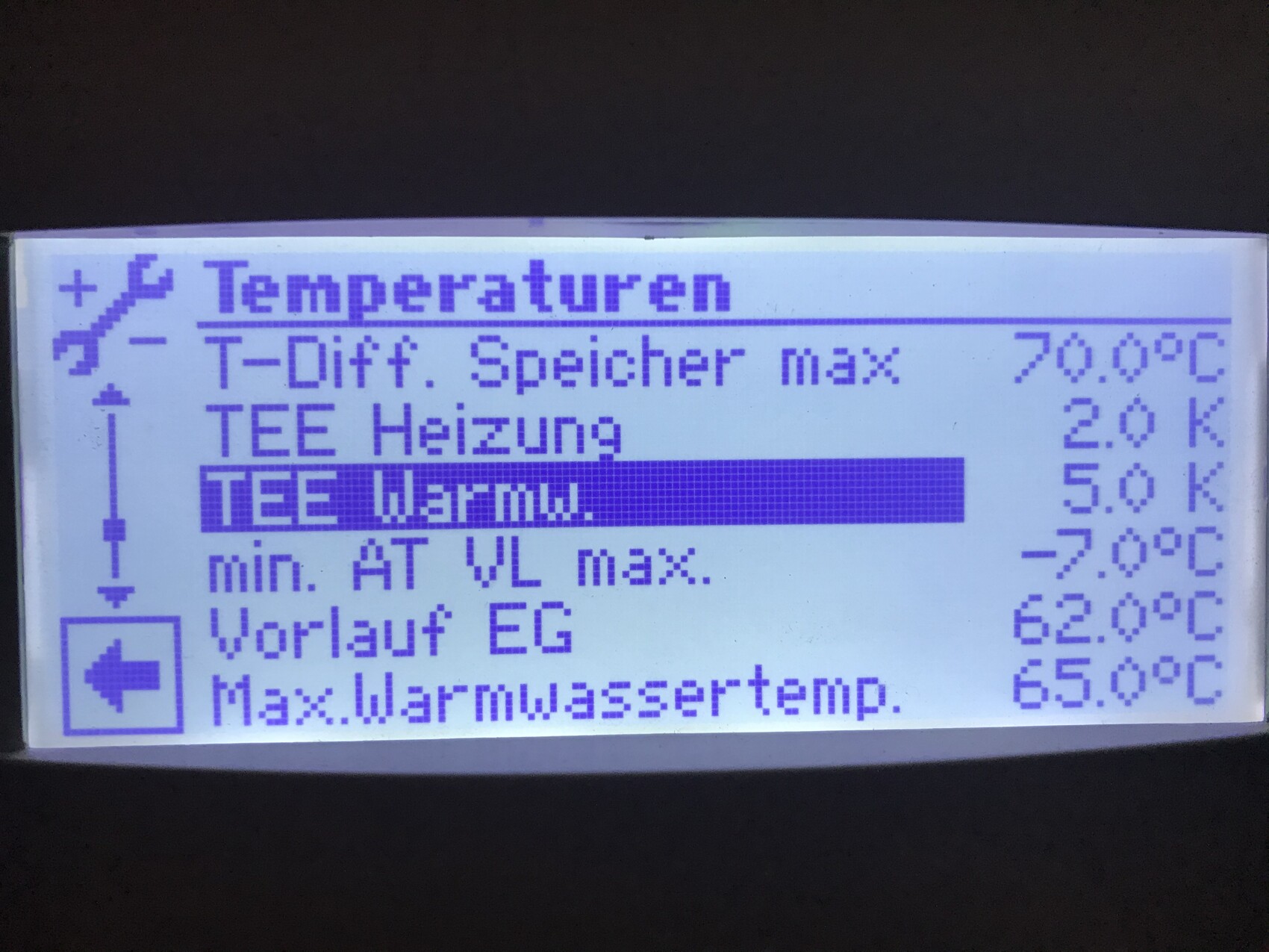 Bildschirm mit Heizungsmenü: Temperaturen, Speicher-Toleranz, Vorlauf, Warmwasser.