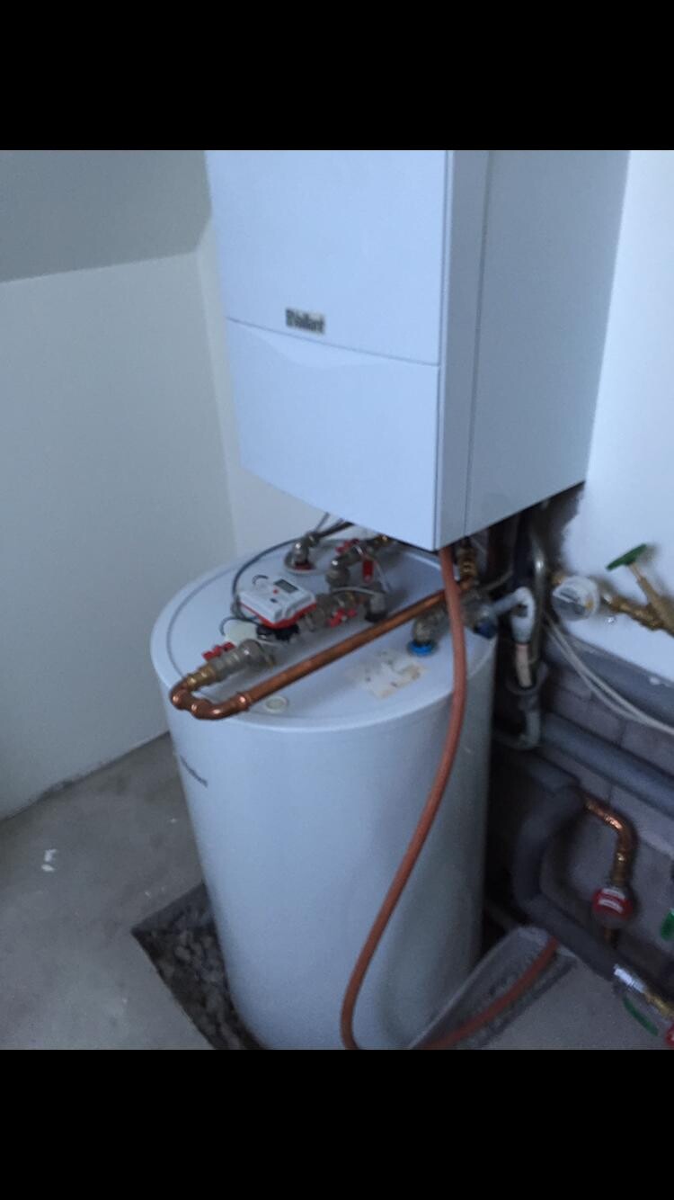 Heizungsanlage mit Boiler und Kupferrohren im Keller