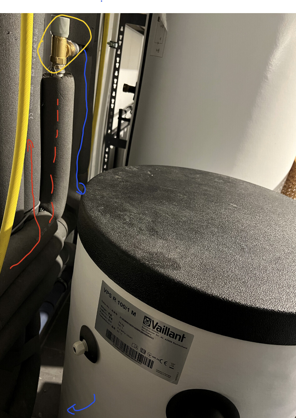 Vaillant Warmwasserspeicher mit isolierten Rohren; oben Kupferventil mit grauem Griff