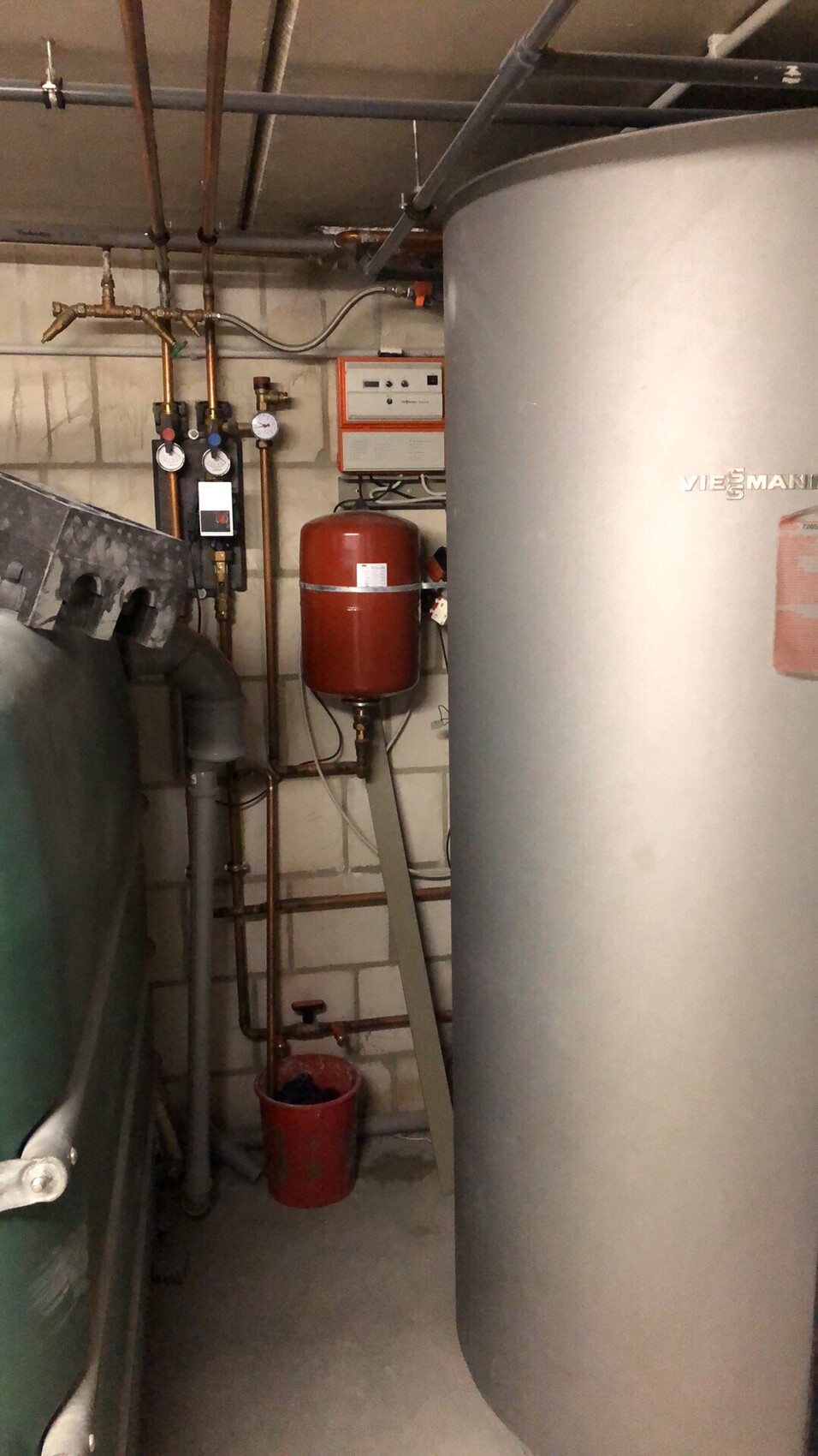 Kellerraum mit Heizungsanlage, Rohrleitungen, Pumpe und Ausgleichsbehälter