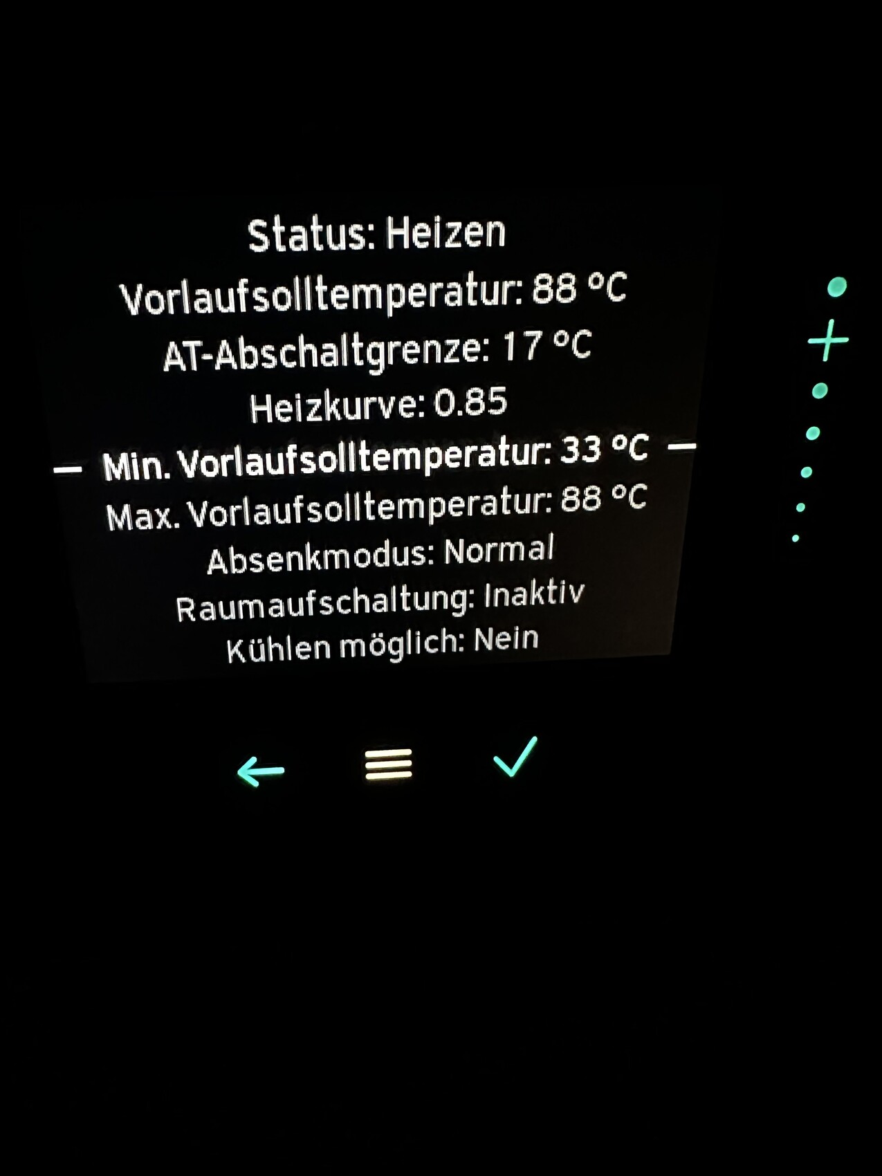 Thermostat-Display zeigt Heizstatus, Vorlaufsoll 88°C, AT-Abschaltgrenze 17°C, Kurve 0.85.