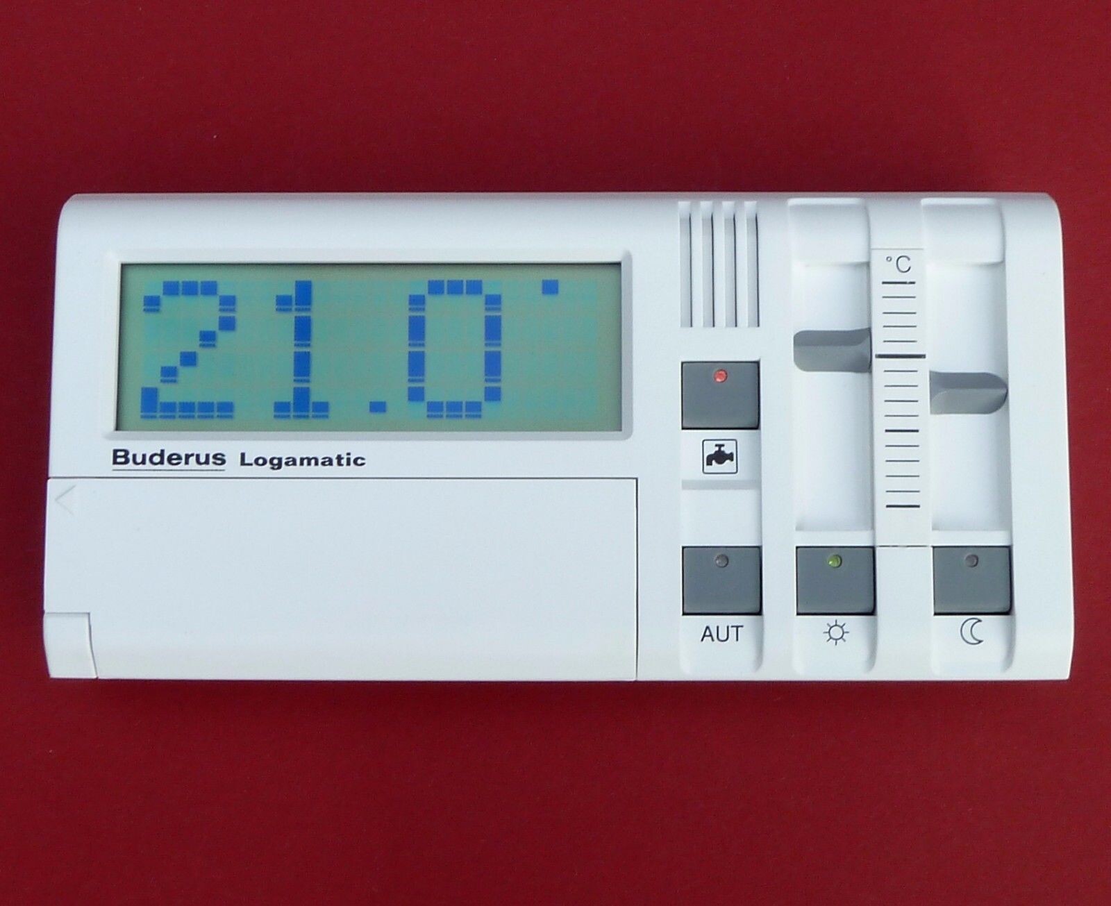 Digitaler Heizungsregler Buderus Logamatic mit Display auf rotem Hintergrund