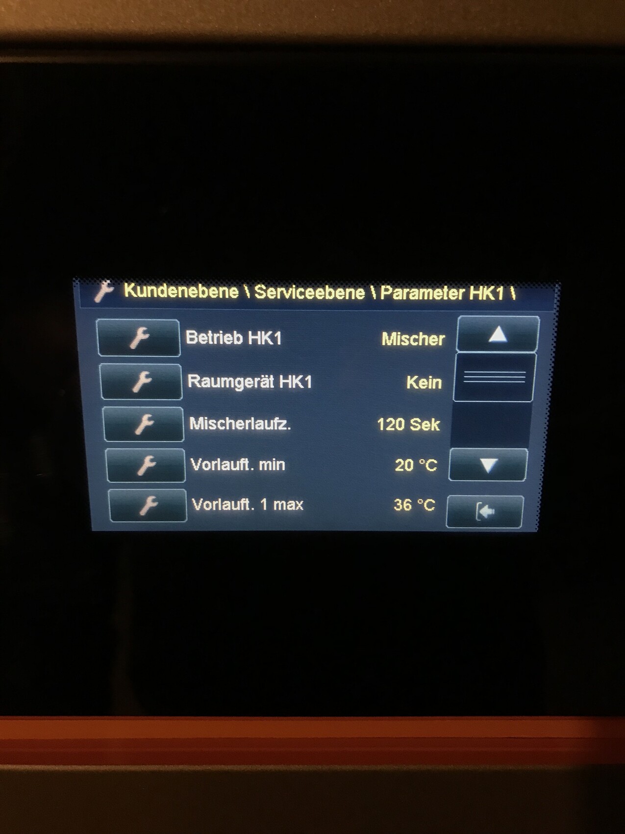 Digitale Heizungssteuerung auf Display mit Einstellungen für Heizkreis HK1, Mischerlauf und Vorlaufparameter