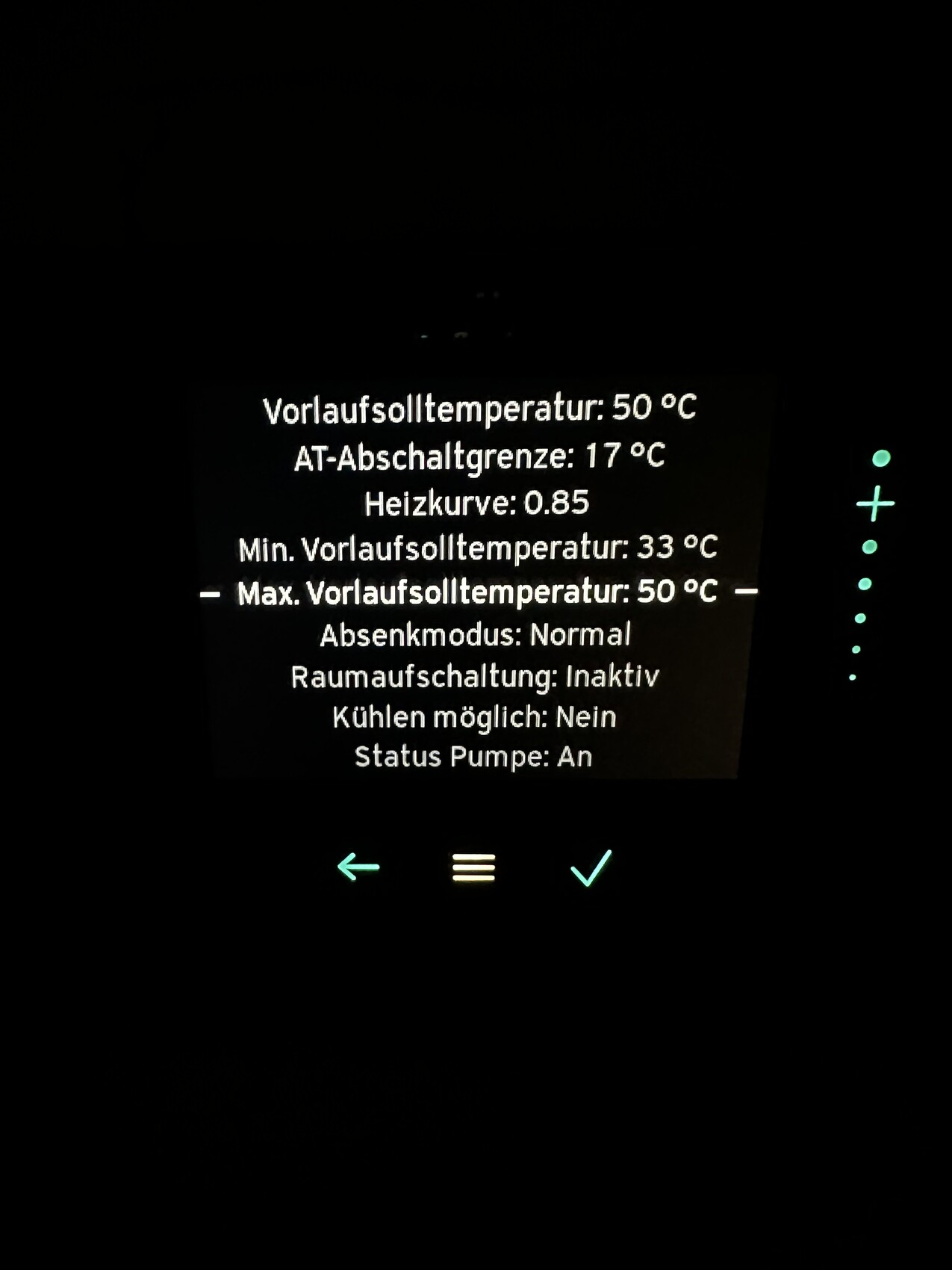 Heizungseinstellungen: Vorlaufsoll 50°C, Absenkmode Normal, Pumpe An.