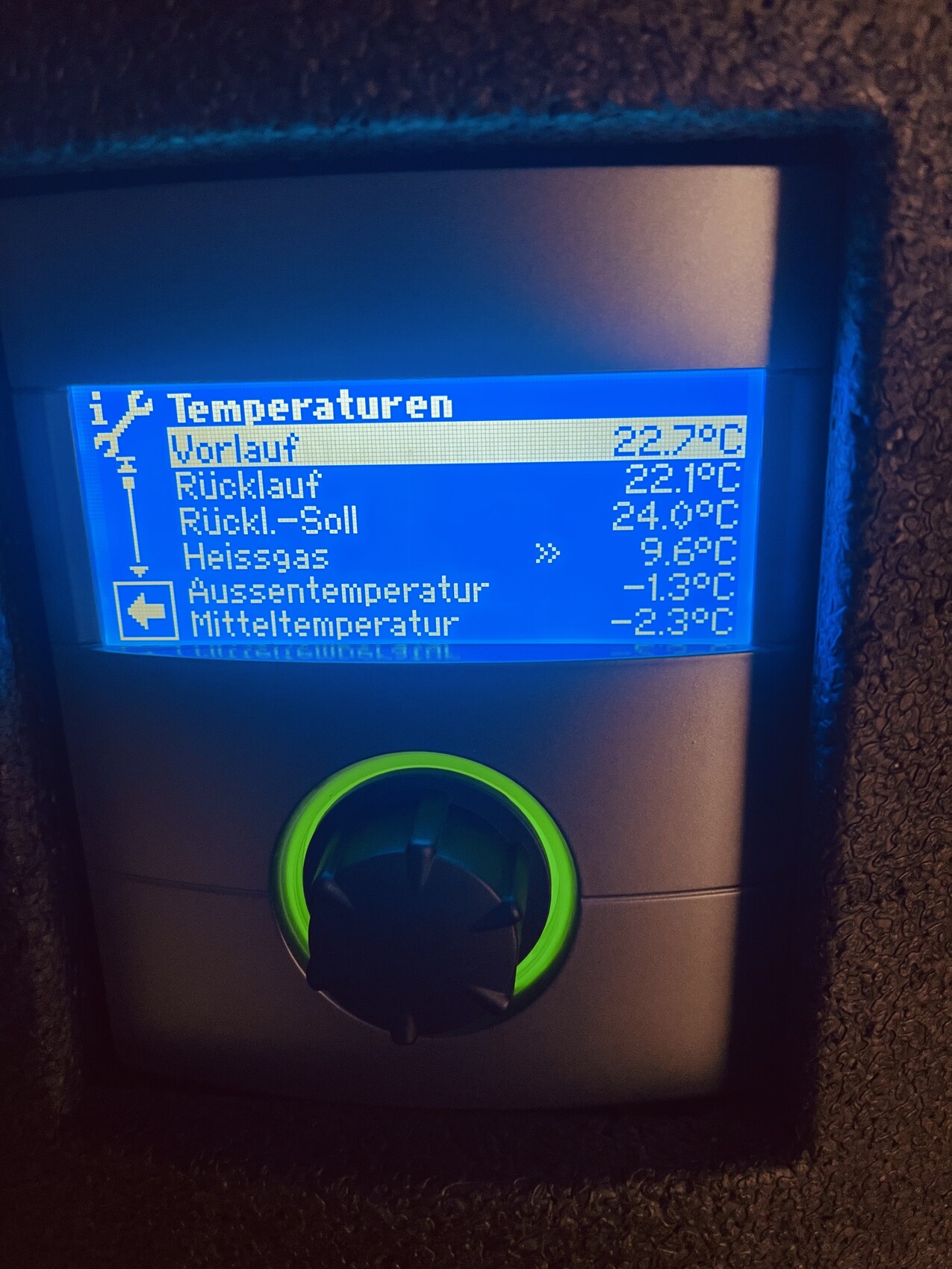 Heizungsregler: Vorlauf 22.7°C; Rücklauf 22.1°C; Außentemperatur -1.3°C