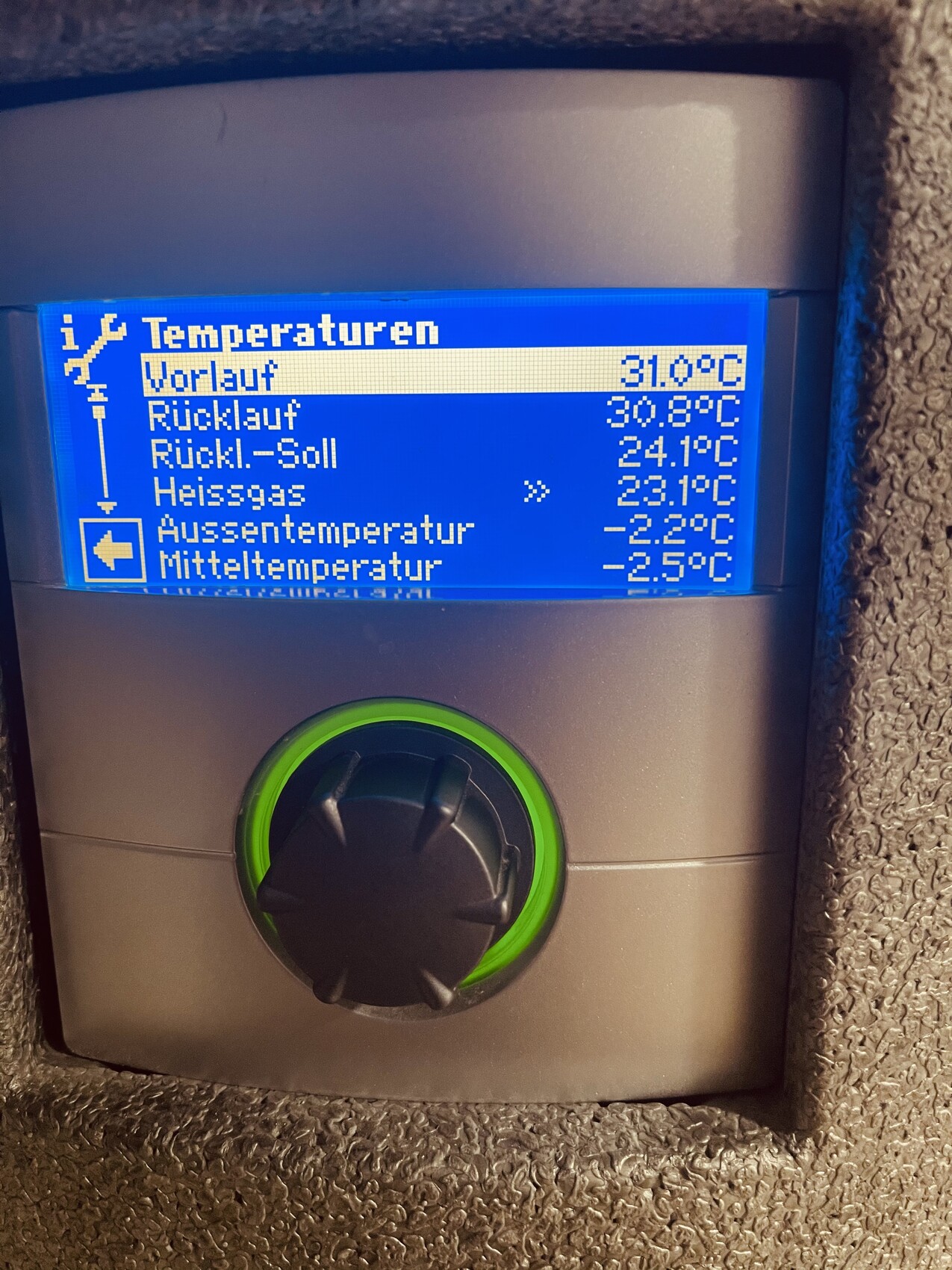 Digitales Display: Vorlauf 31°C, Rücklauf 30,8°C, Außentemperatur -2,2°C, Mittel -2,5°C.