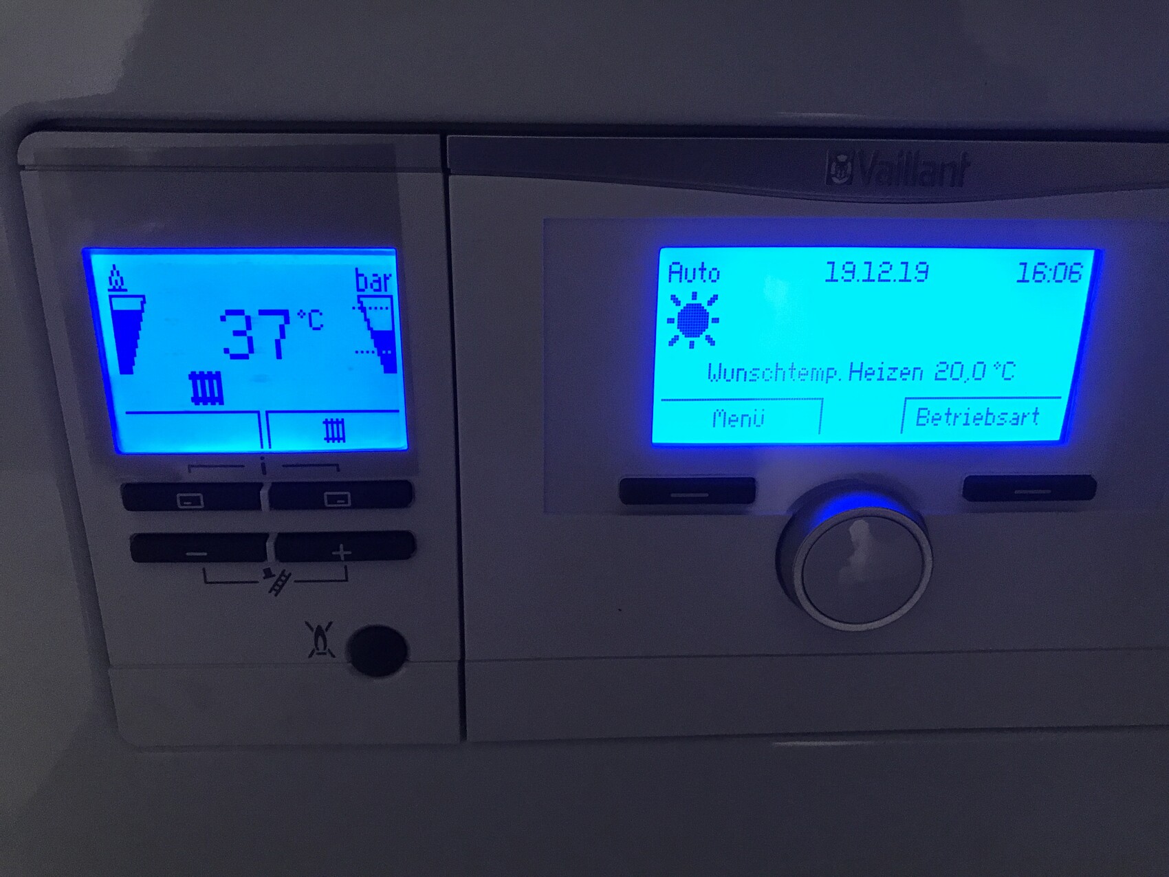 Vaillant Heizungskonsole: Blaue Displays, linkes Panel 37°C, rechtes Auto-Modus mit 20°C.