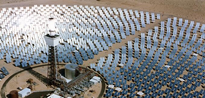 Übersicht eines solarthermischen Turms mit vielen Heliostaten im Feld.