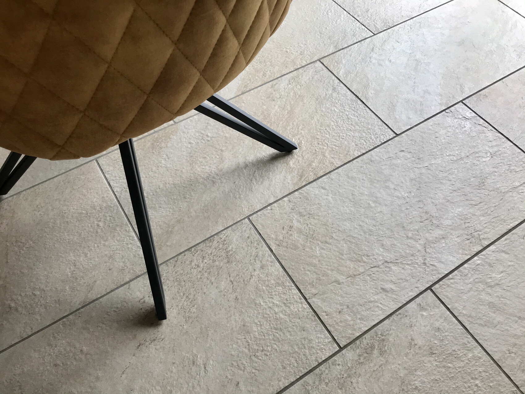 hell-beige-fliesen-boden-im-innenbereich-modernes-einrichtungsdesign.jpeg