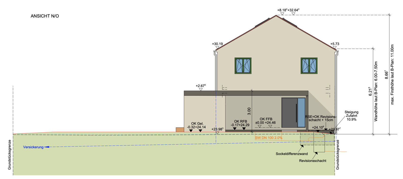 Ansicht N/O: zweigeschossiges Haus mit Keller, Fenstern, Tür, Terrasse und Grundstücksgrenze.