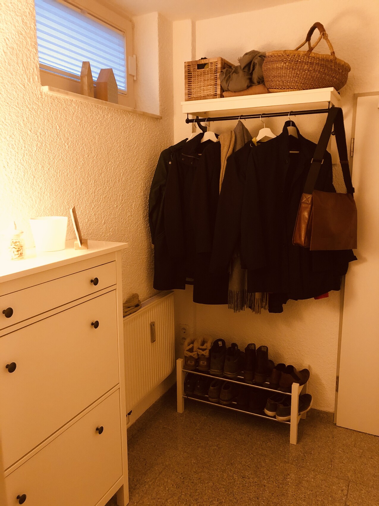 helle-flur-garderobe-ordnung-schuhregal-aufbewahrung.jpeg