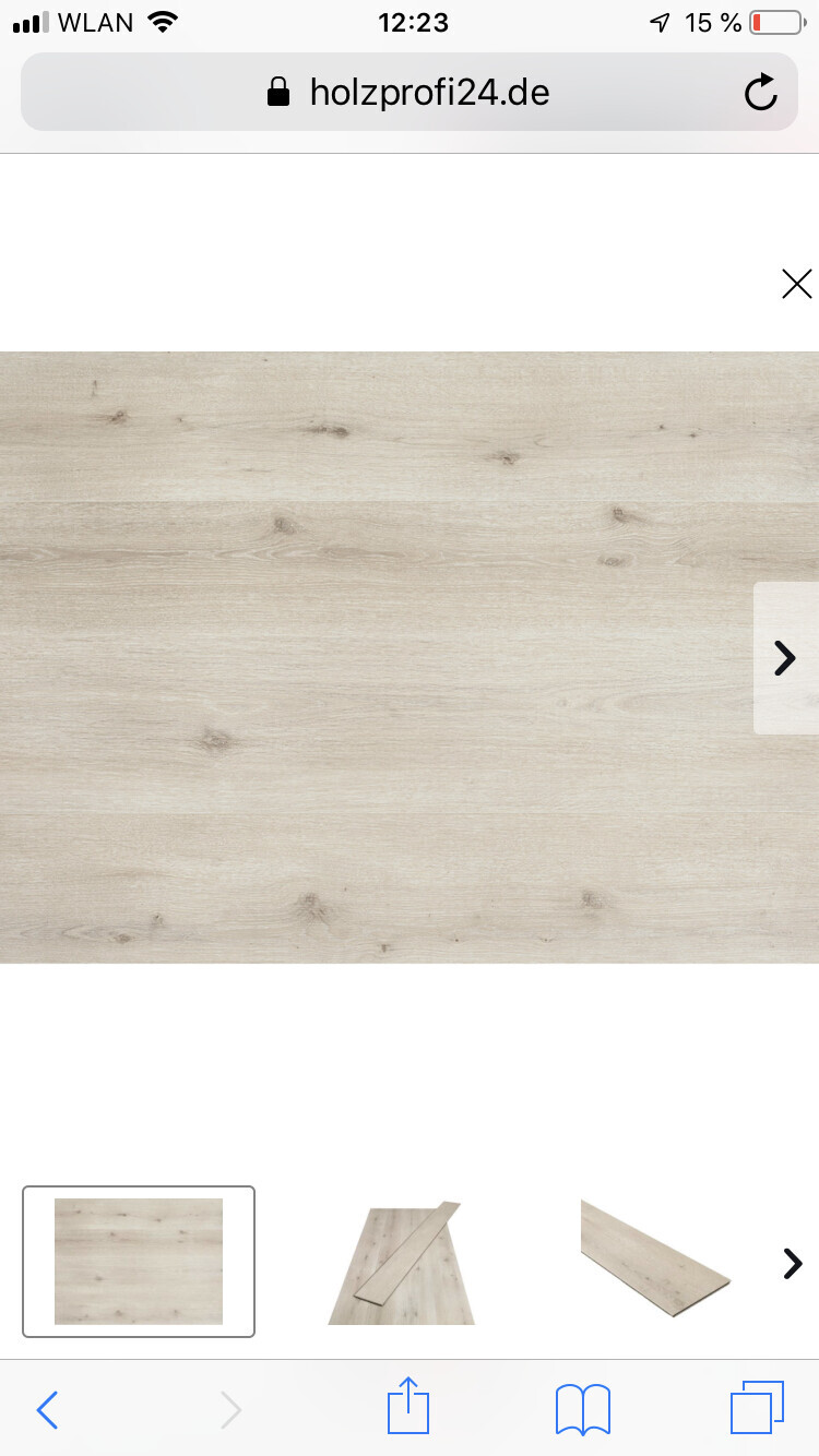 Heller Holzboden aus Holzplanken mit sichtbarer Maserung